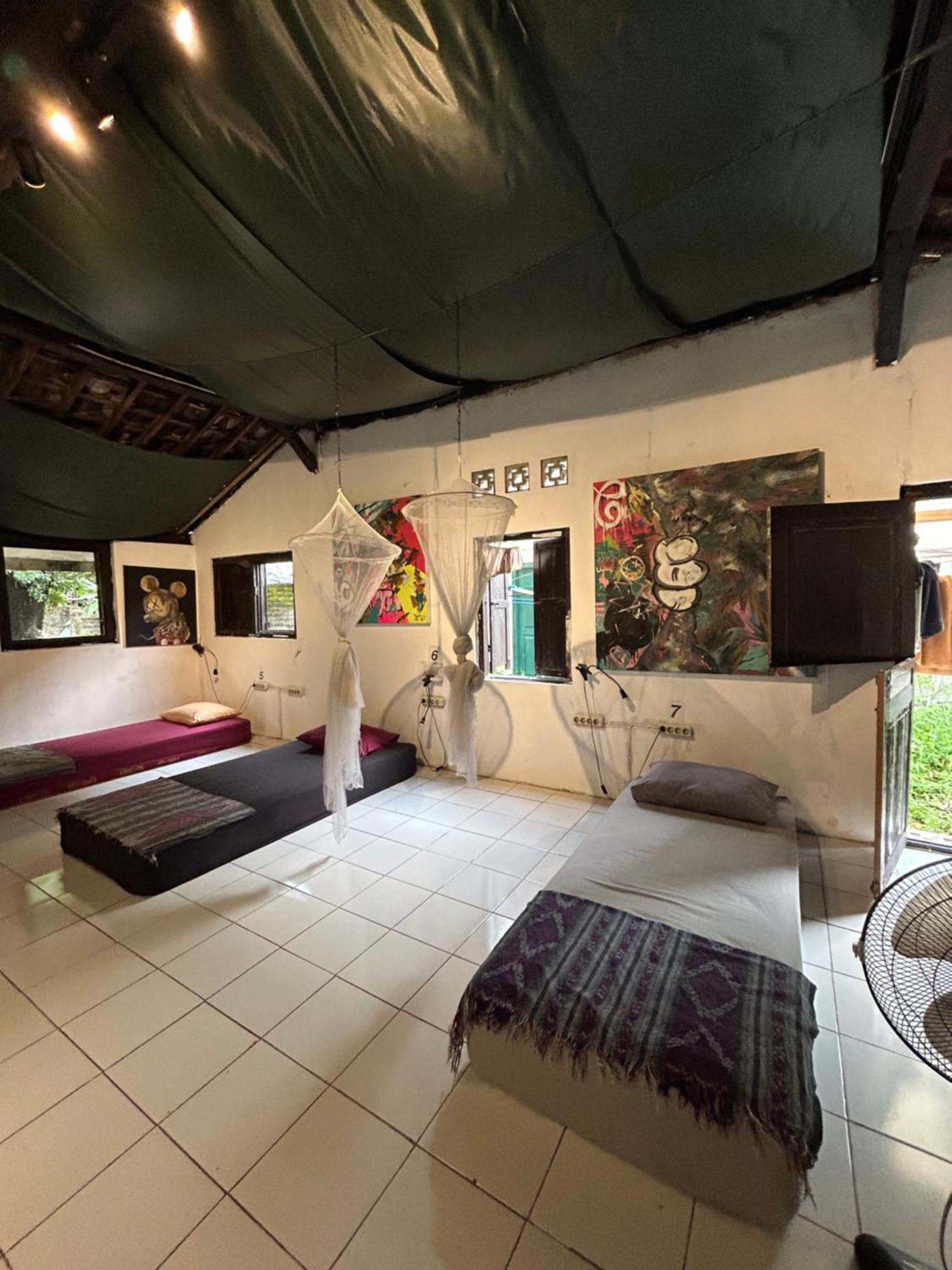 Losmanos Hostel Yogyakarta Exterior foto
